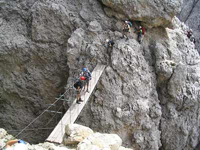 Die Hängebrücke trennt den Exnerturm vom Massiv